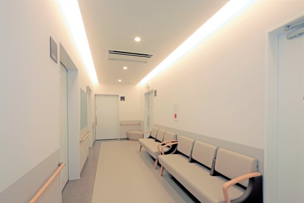 バリアフリー対応の廊下と待合スペース