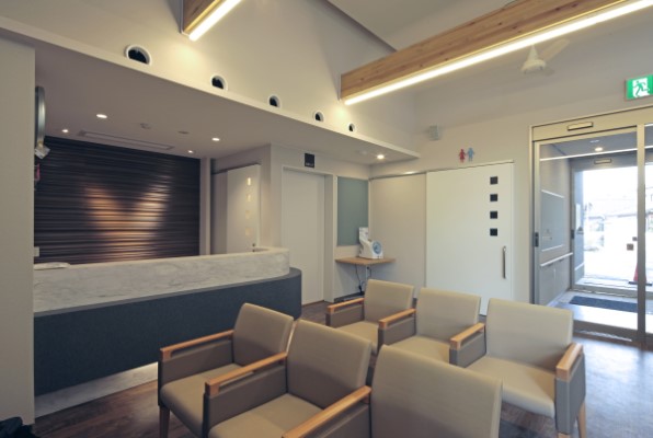 清潔感のある受付カウンター